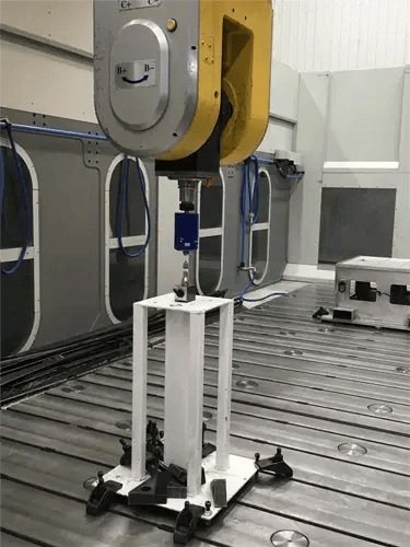 Kalibrierung einer großen Schwenkkopfmaschine